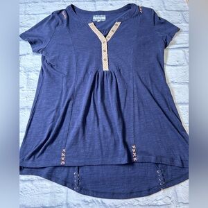 Comme Toi Navy V Neck Short Sleeve Top w/Tan Accents. Size Medium.